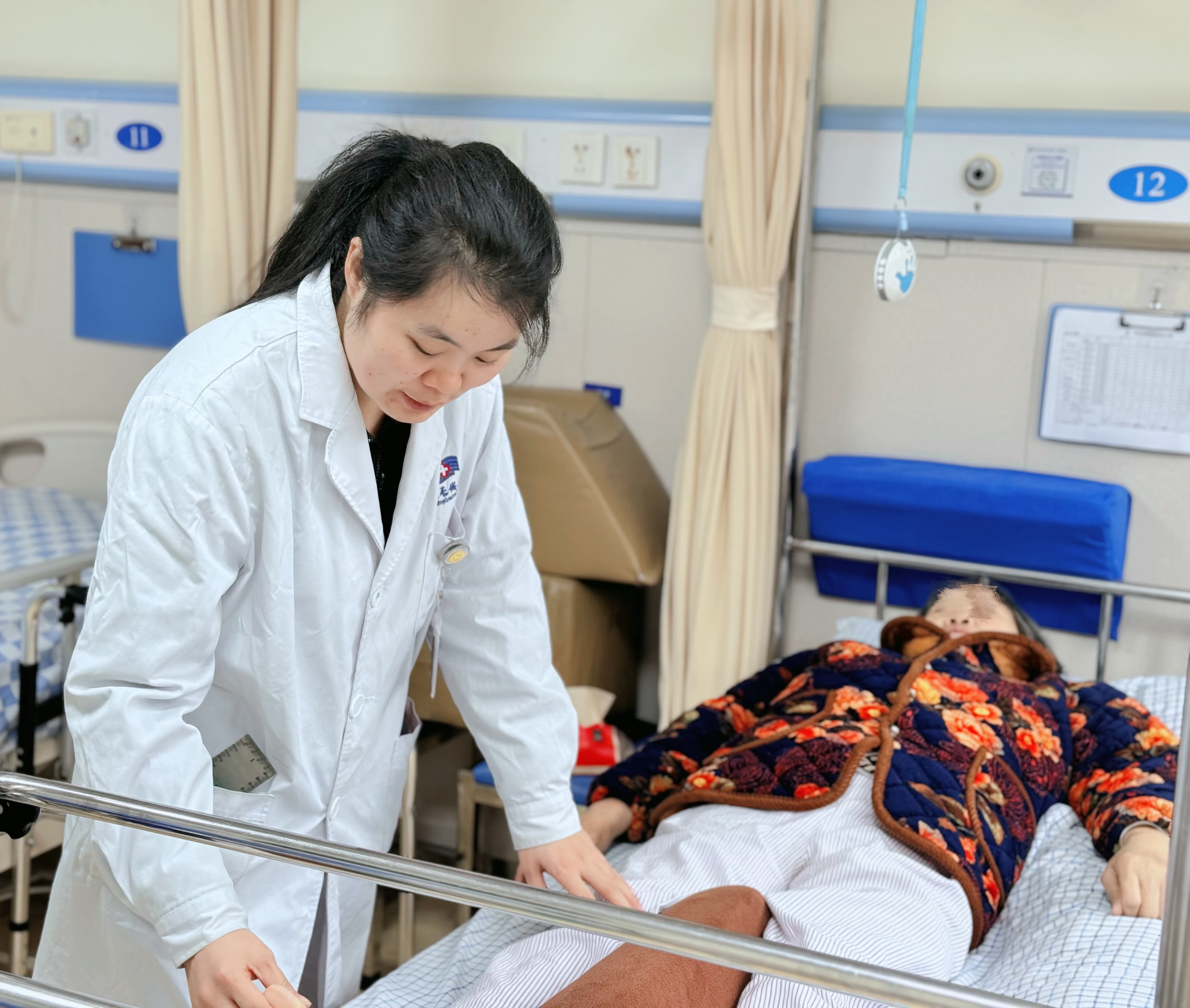 医者仁心,“无陪护”守护患者康复路——文婆婆的暖心就医故事